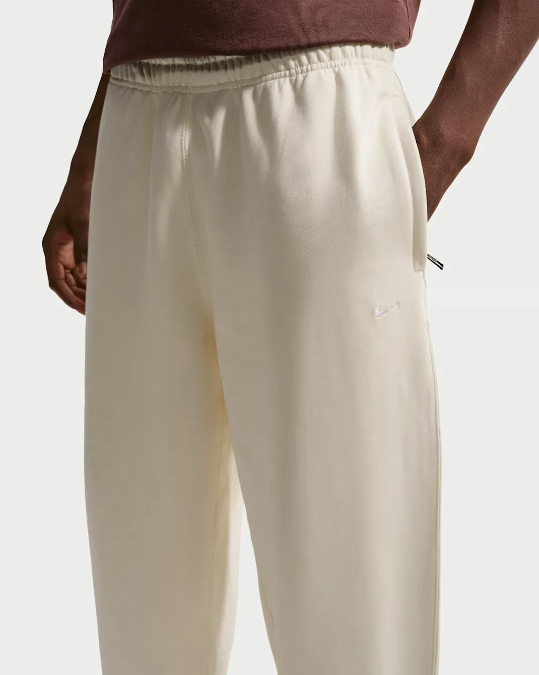 Мужские флисовые брюки с манжетами Nike Solo Swoosh, Coconut Milk/White — фото 2