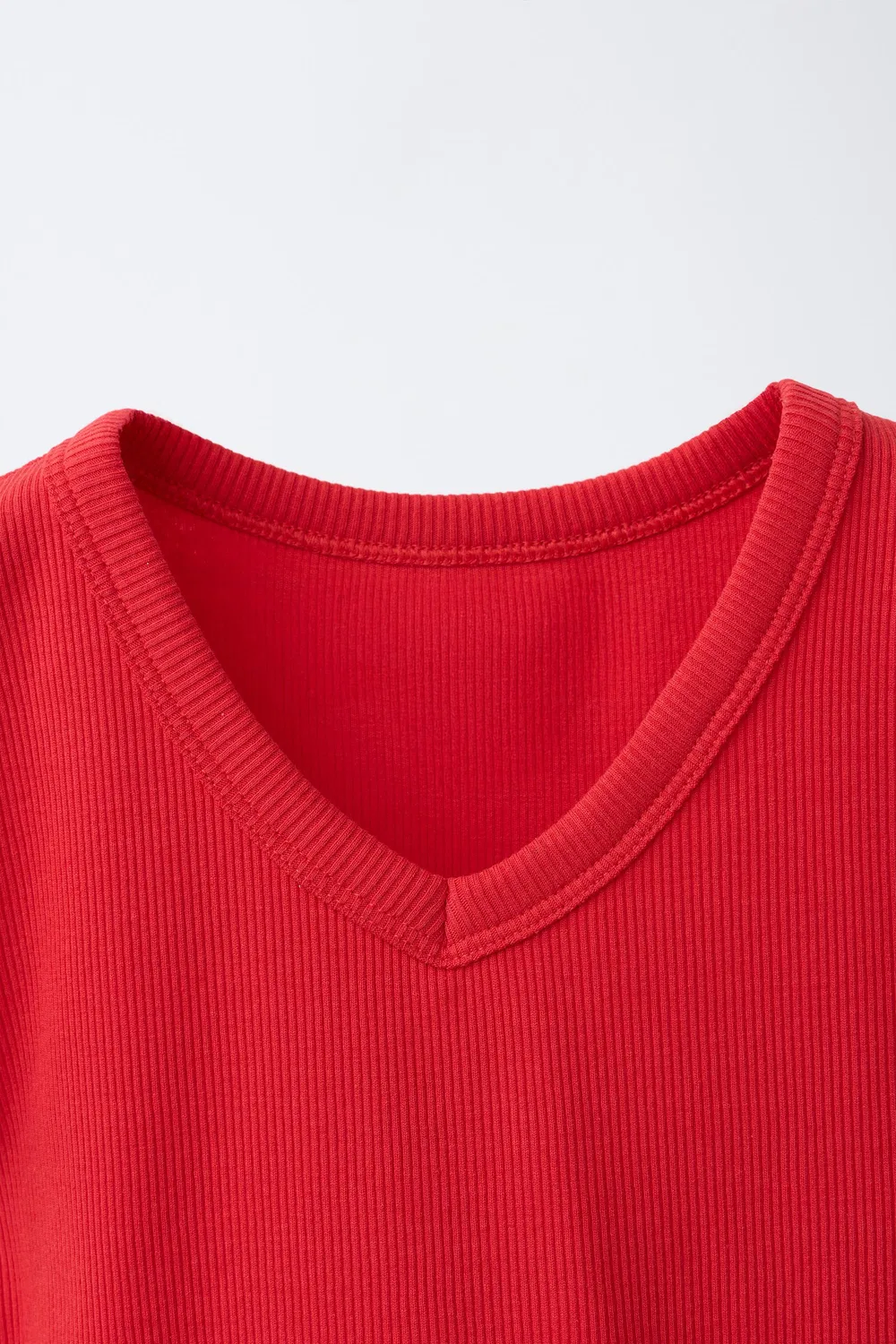 Футболка с V-образным вырезом и ребристой отделкой ZARA, Red — фото 3