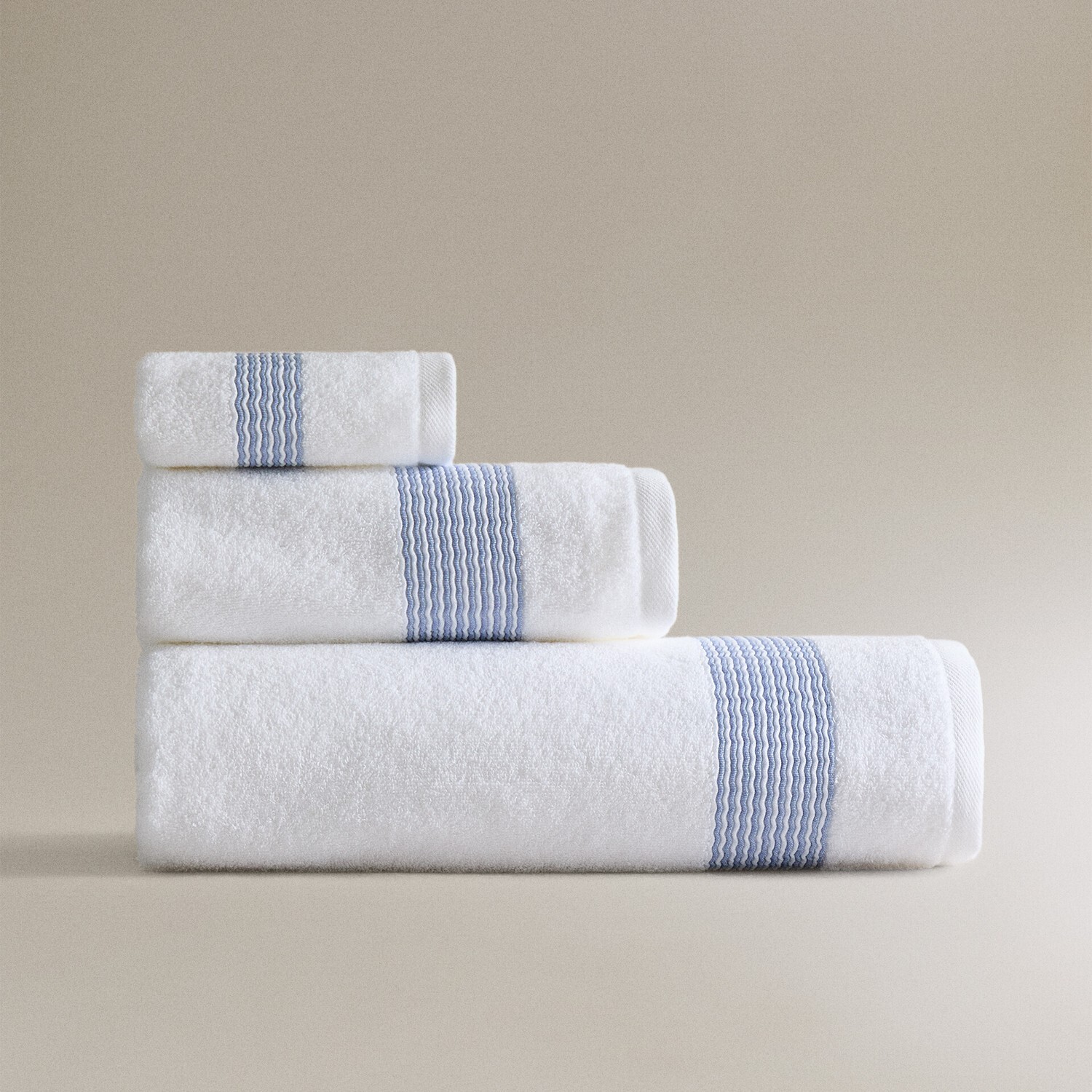 

Полотенце Zara Home Cotton With Pleated Border, белый/голубой