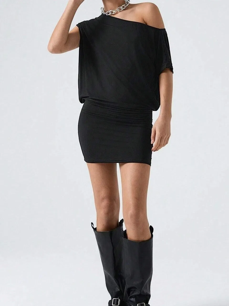 Женское короткое платье-футболка асимметричный воротник Bodycon, Black — фото 2