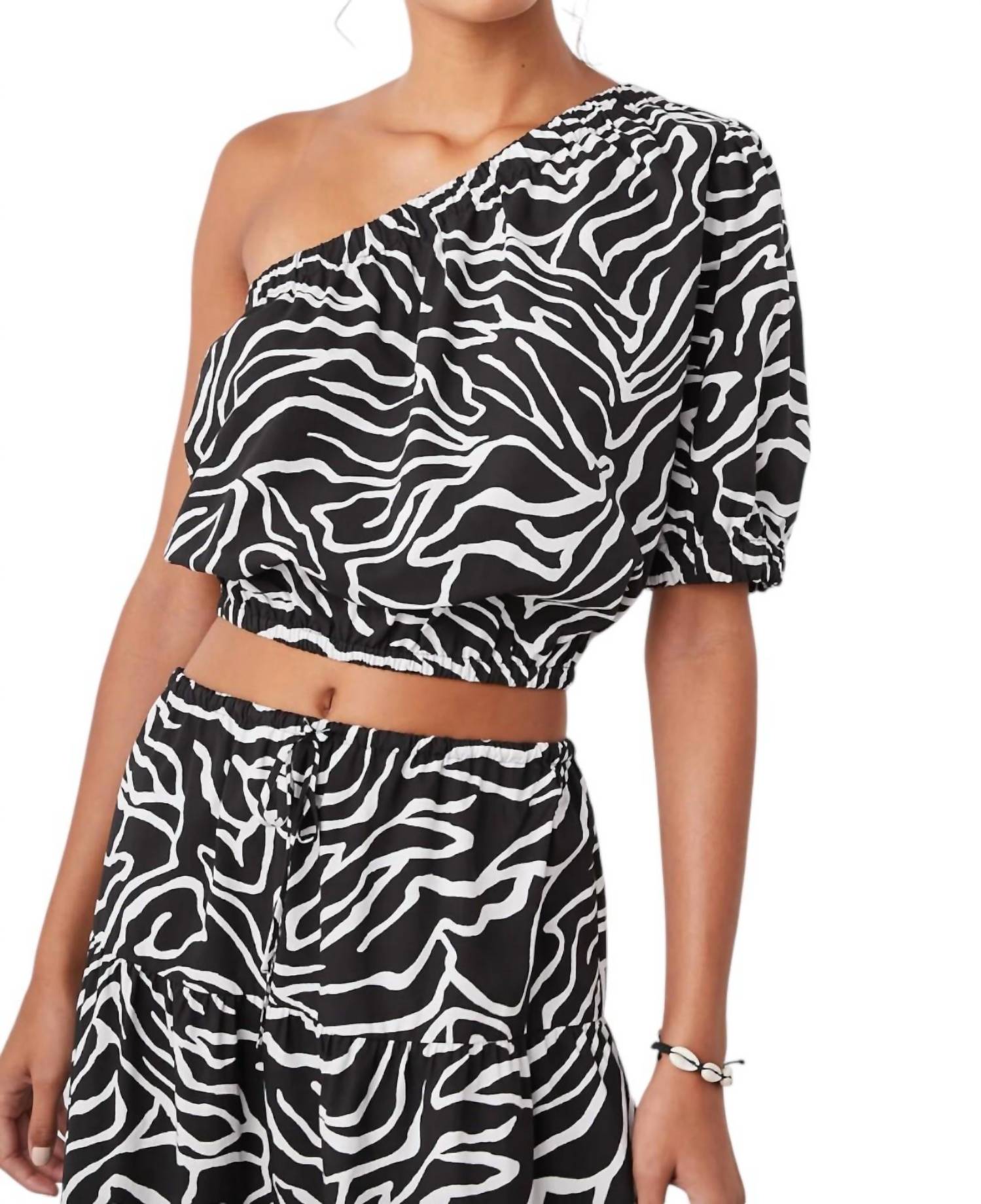 

Evy Топ In Contour Lines Rails