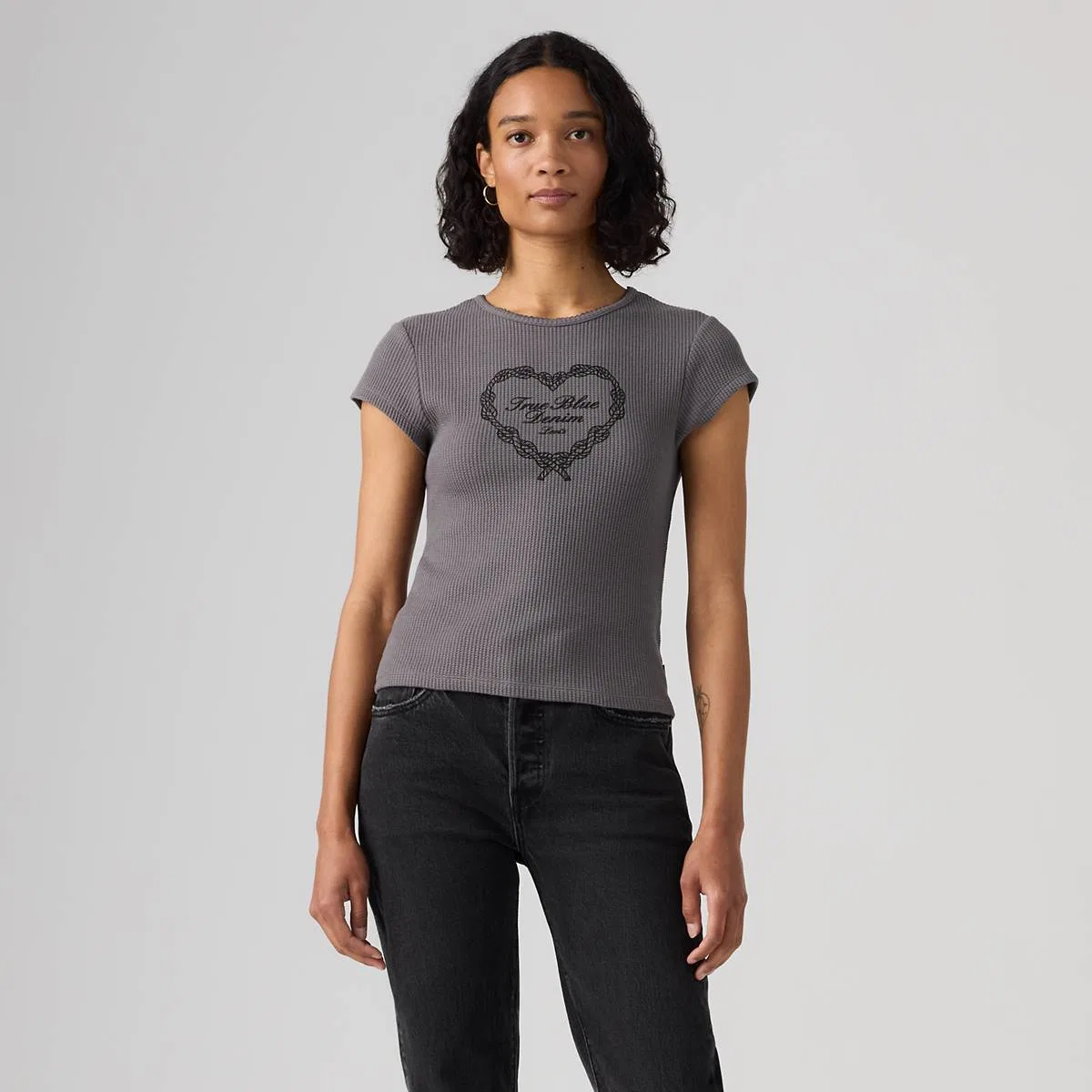Футболка с коротким рукавом и графическим принтом в вафельную текстуру Levi's, Smoked Pearl - Black — фото 3
