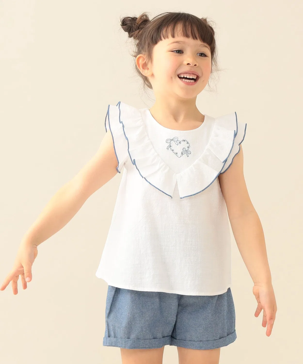 Детский комплект из блузки с фриллами и шорт с вышивкой BEAMS mini, Off White