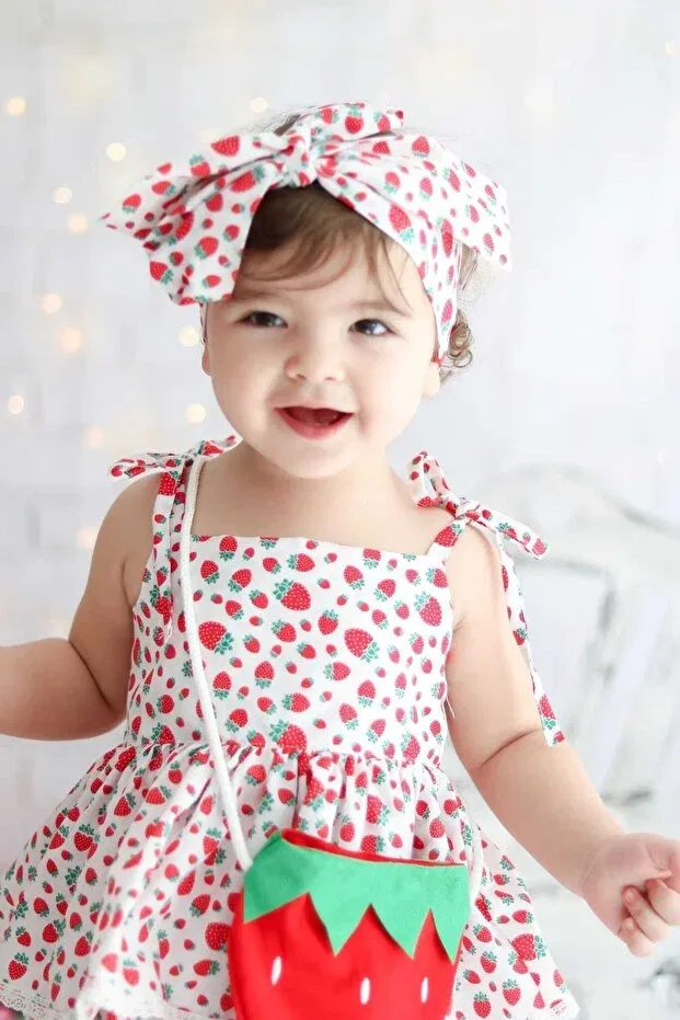 Детское платье для девочек с принтом Strawberry patterned girl's dress including bandana and bag Generic Brands, White — фото 3