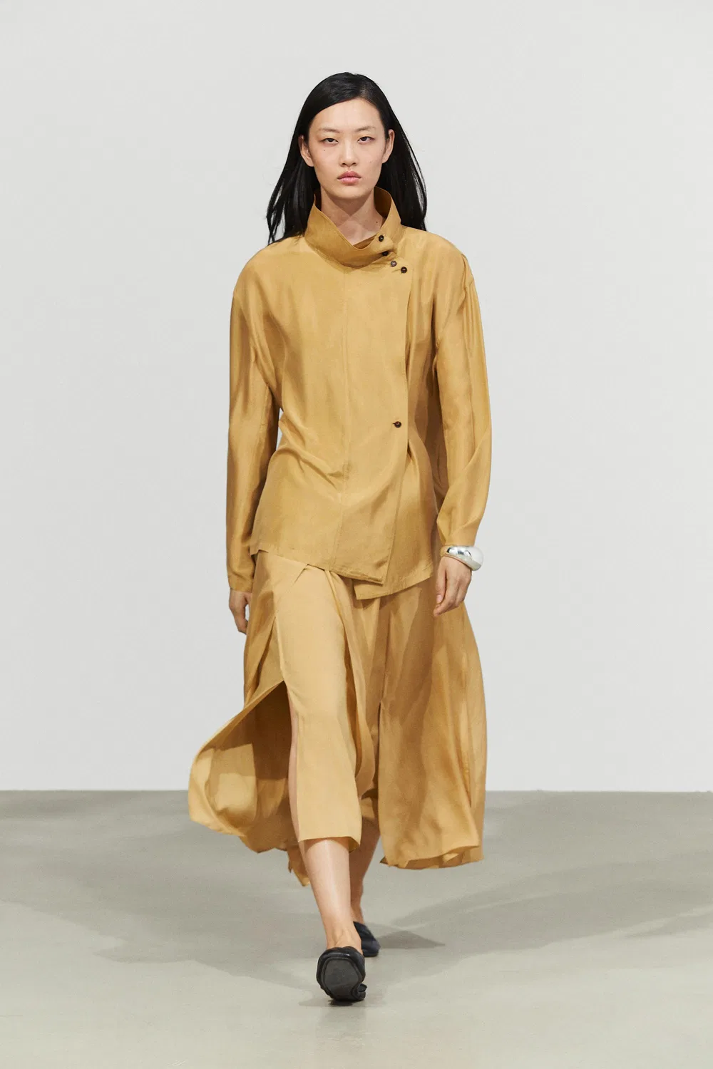 Рубашка Massimo Dutti, из шелка, с перекрестным воротником-стойкой, горчично-желтый