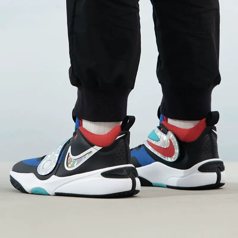 Баскетбольные кроссовки Team Hustle D 11 Kids для начальной школы Nike, черный/синий/белый — фото 2