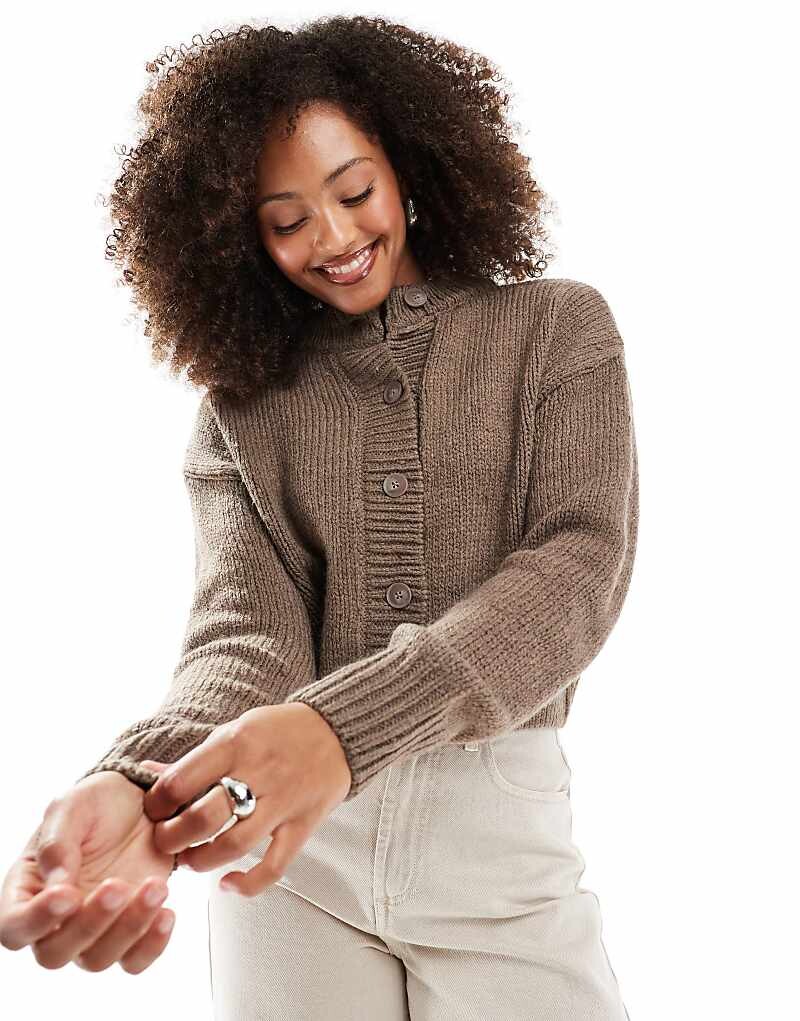 

ASOS DESIGN – Короткий кардиган мокко с круглым вырезом