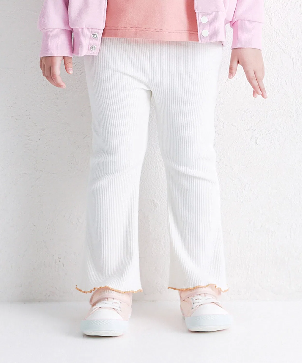 Детские брюки-клеш из рибаны с флэром, модель Rib Knit Flare Pants MIKI HOUSE, белый