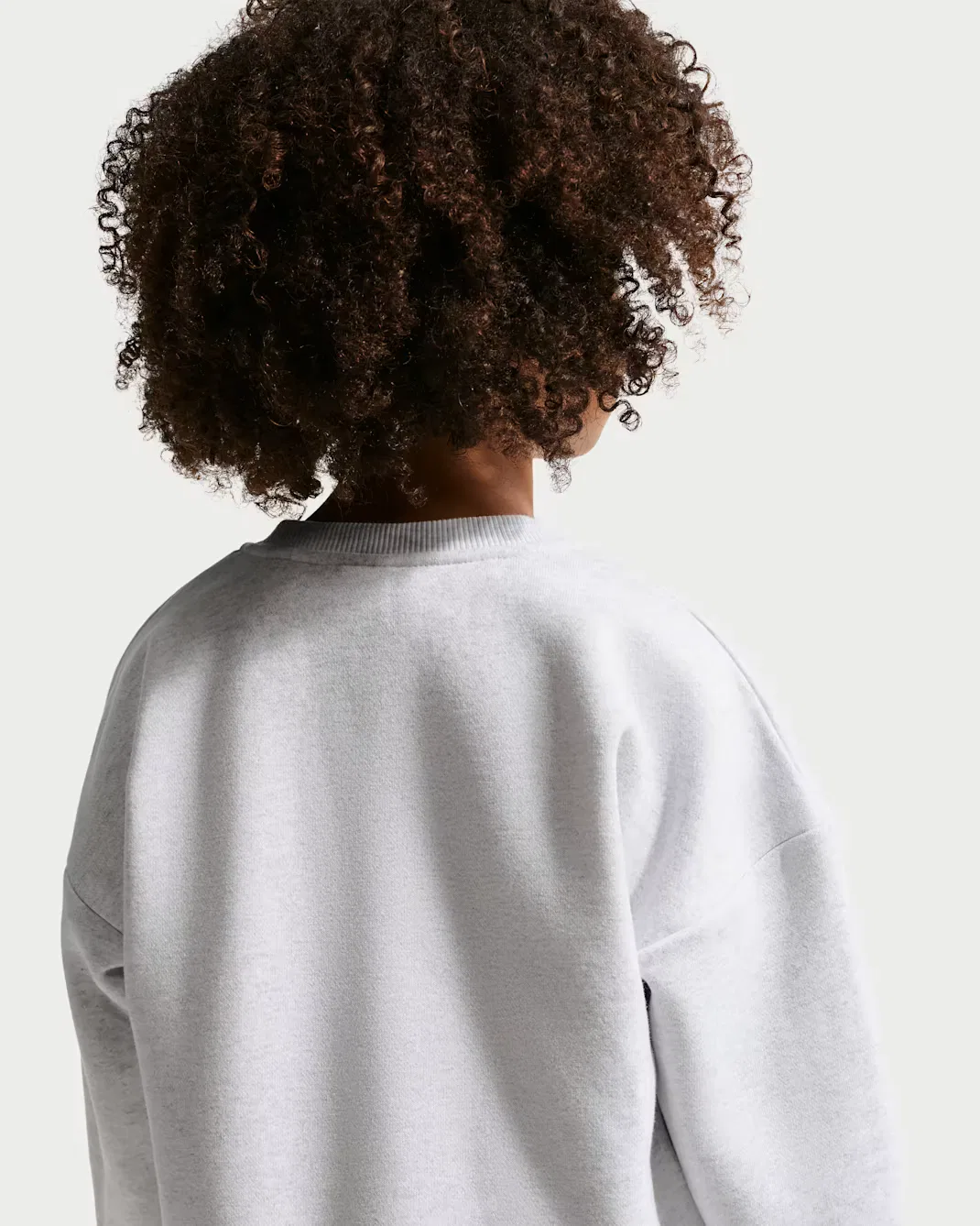 Детская флисовая футболка с круглым вырезом для мультиспорта Nike Sportswear, Birch Heather — фото 2