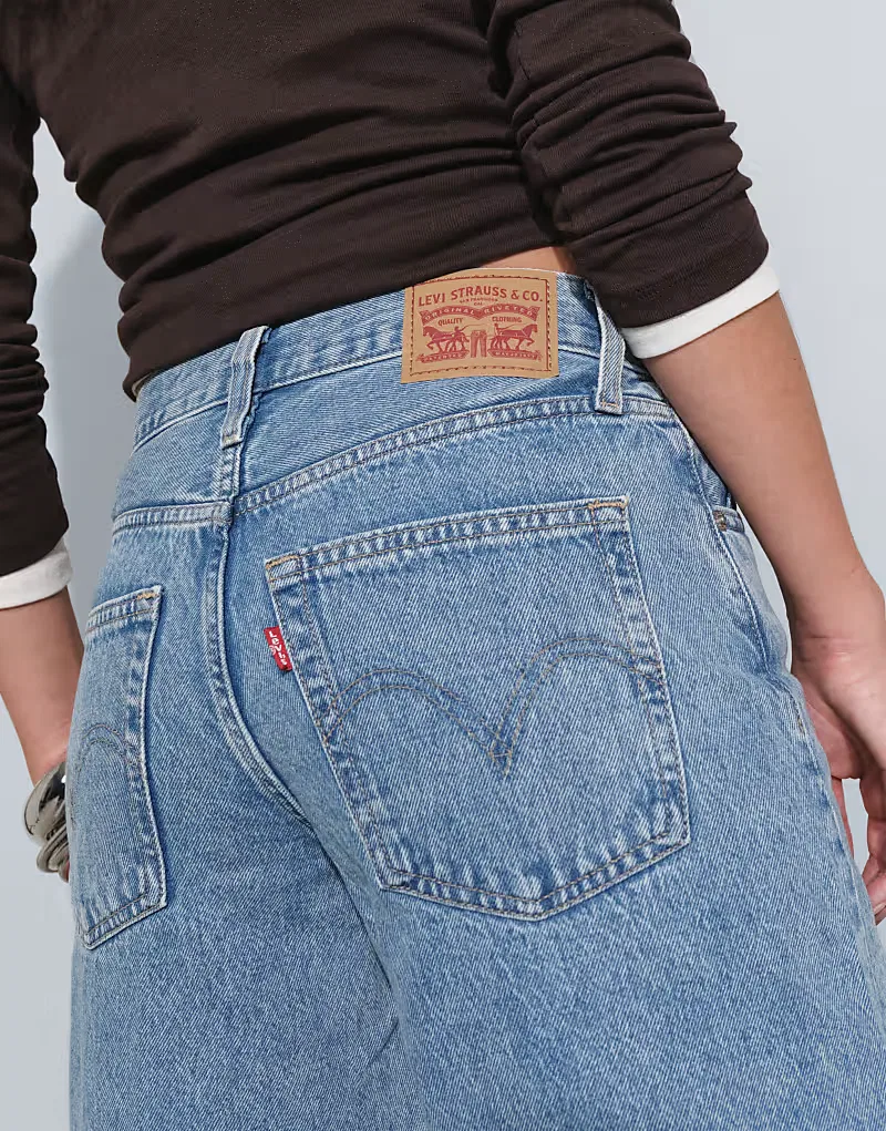 Джинсы Levi's средней длины с широкими штанинами, светлого оттенка — фото 4