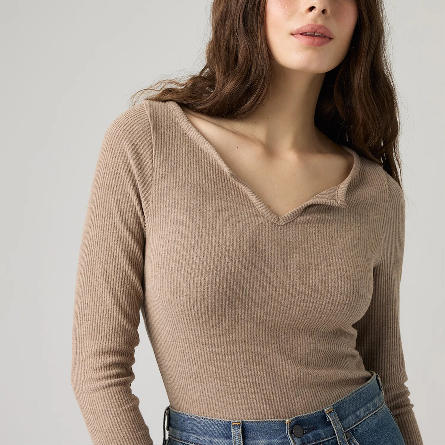 Женская футболка V-образным вырезом прямого кроя Light Coffee Levis, Light Coffee — фото 4