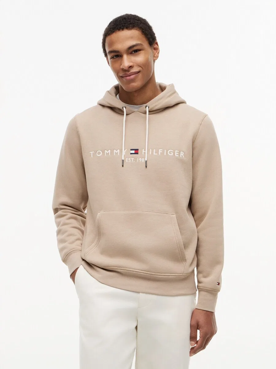 Толстовка TOMMY HILFIGER стандартного кроя с вышитым логотипом и гибким шнурком, бежевого цвета — фото 2