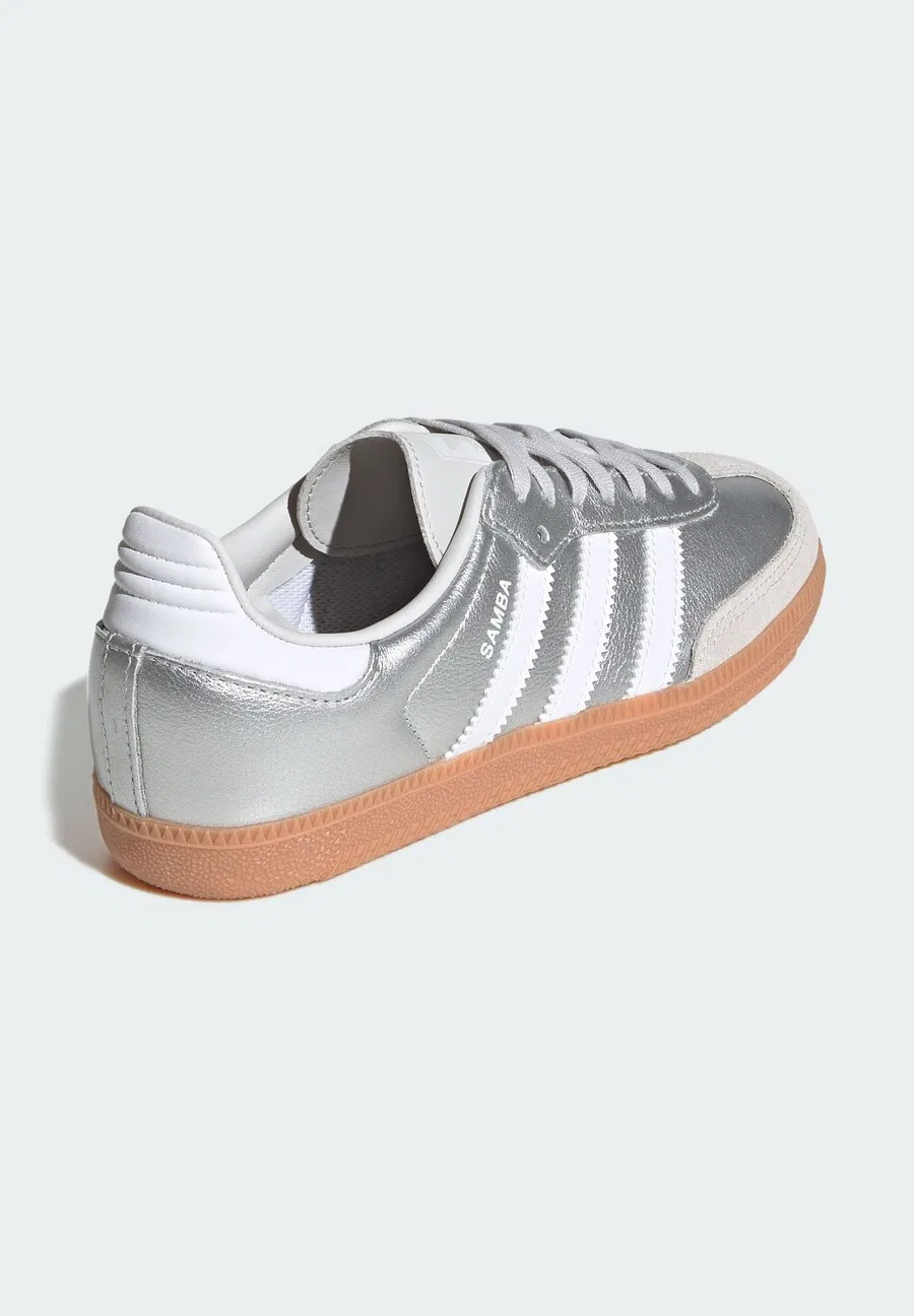 Кроссовки ADIDAS ORIGINALS 'Samba' серебристого цвета — фото 2
