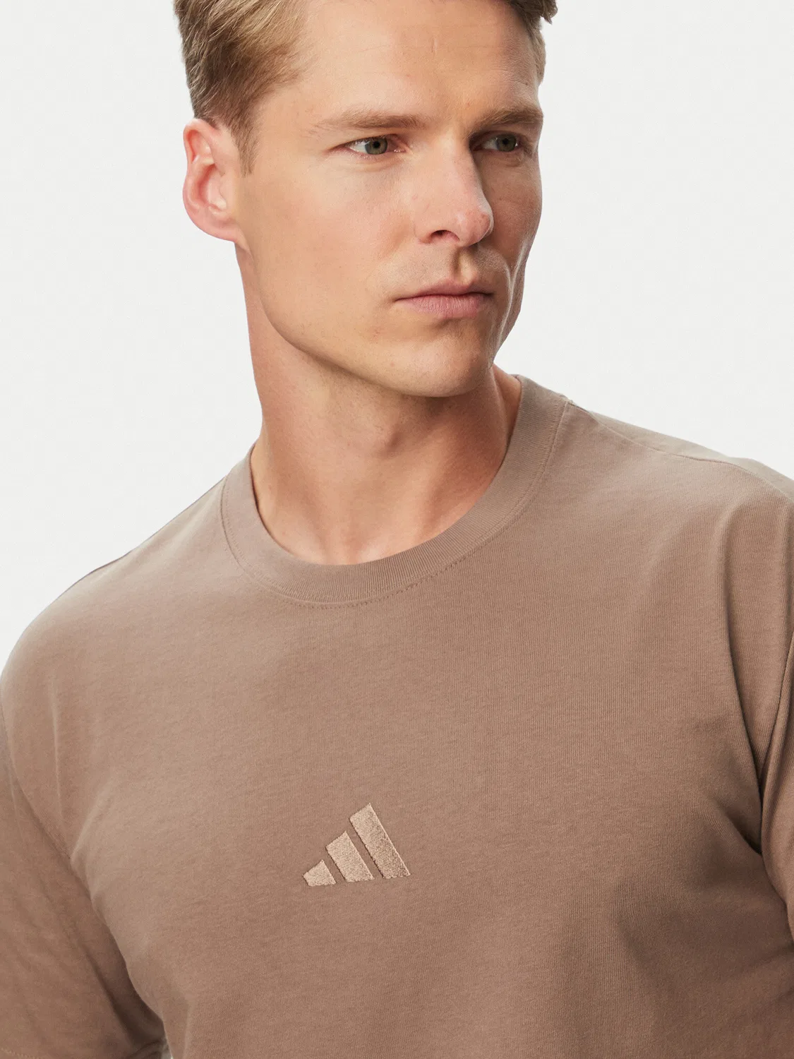 Мужская футболка стандартного кроя Kit Small Logo Adidas, бежевый — фото 4