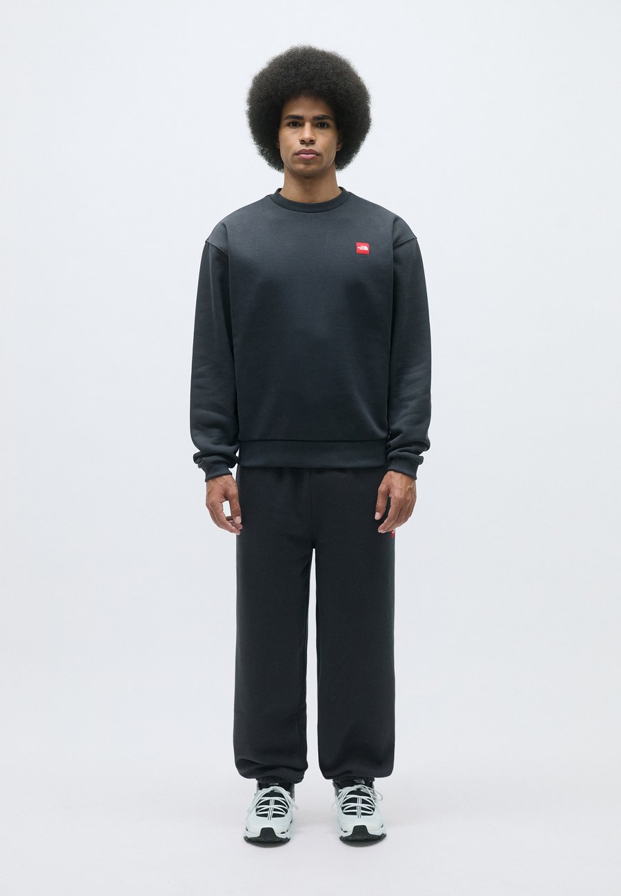 

Толстовка The North Face REDBOX CREW, Obsidian/Dark Grey