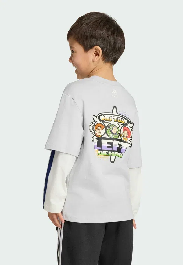 Футболка Adidas Pixar Toy Story Long Sleeved Top Adidas Sportswear, светло-серый меланж офф-вайт — фото 2