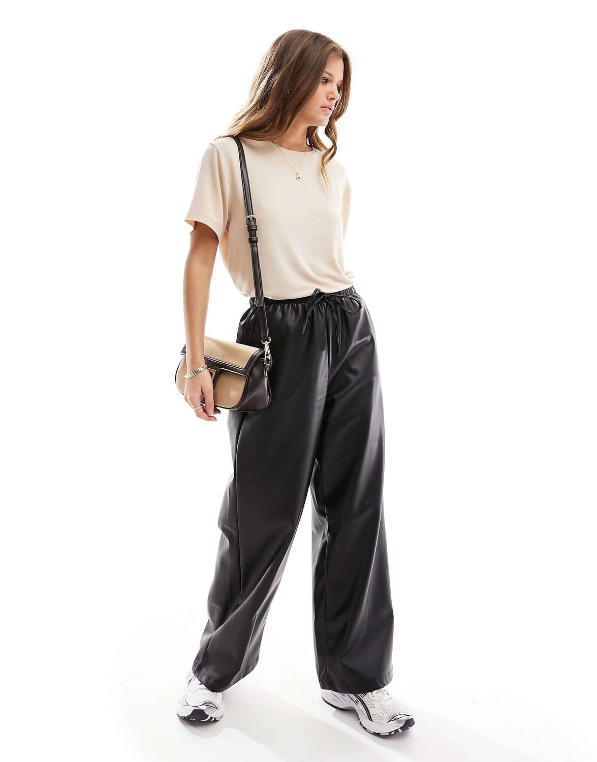 

Черные широкие джоггеры из искусственной кожи Stradivarius Petite