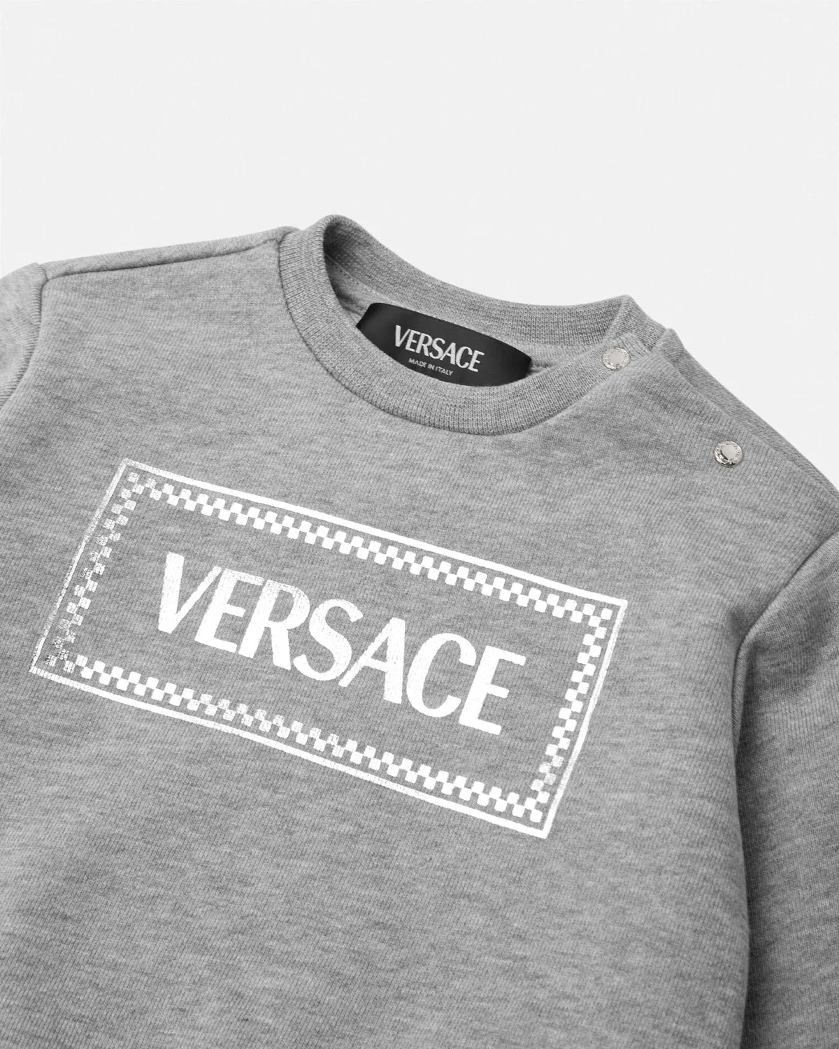 Детский свитшот с винтажным логотипом 90-х VERSACE, серый — фото 4