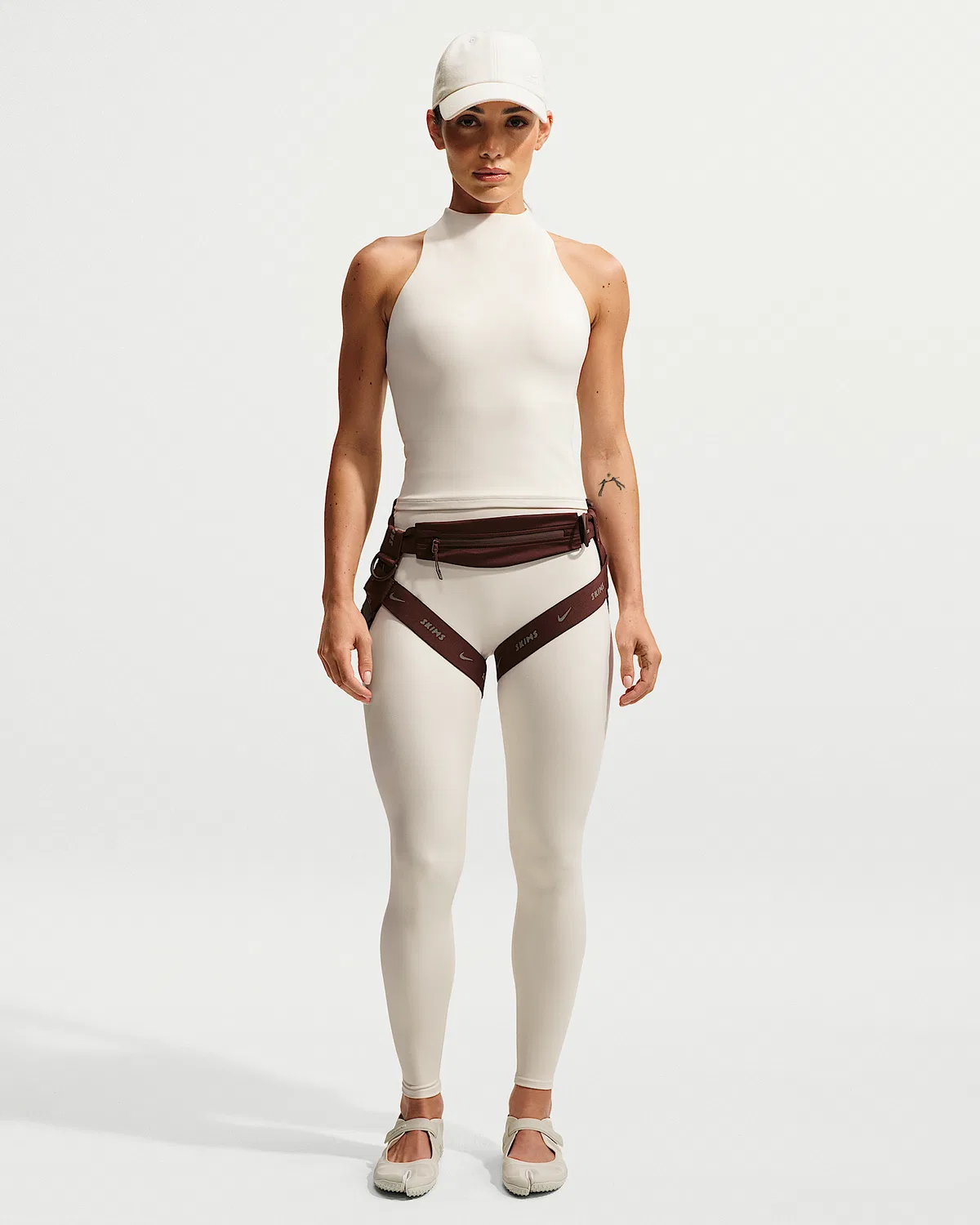 Женский топ NikeSKIMS Matte с имитацией воротника-стойки и открытой спиной, NSKM Actv Ivory — фото 4