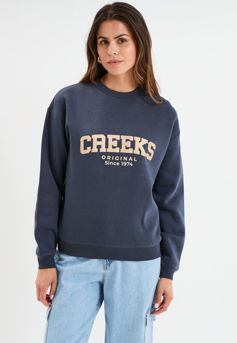 

Толстовка Creeks AMERICAN INSPIRATION; FASHION; COOL; EASY MIT RUNDHALSAUSSCHNITT UND LANGEN ÄRMELN , Bleu Foncé/Dark Blue