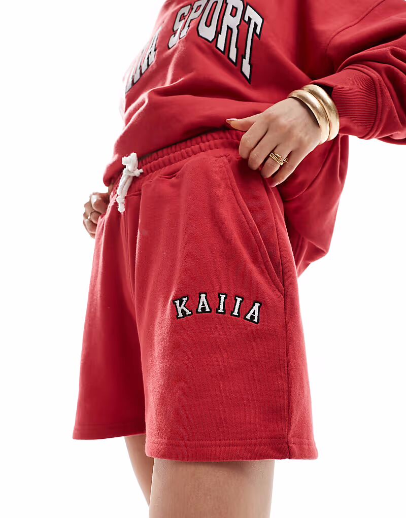 

Красные спортивные шорты Kaiia