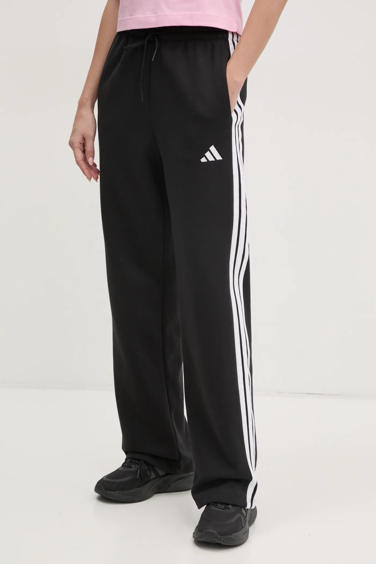 

Спортивные брюки Essentials adidas, черный