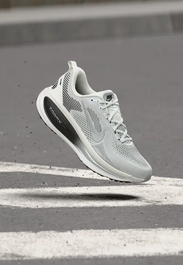 Кроссовки для бега по шоссе Nike Performance Vomero 18, белый с серебристым, черным и светло-бежевым