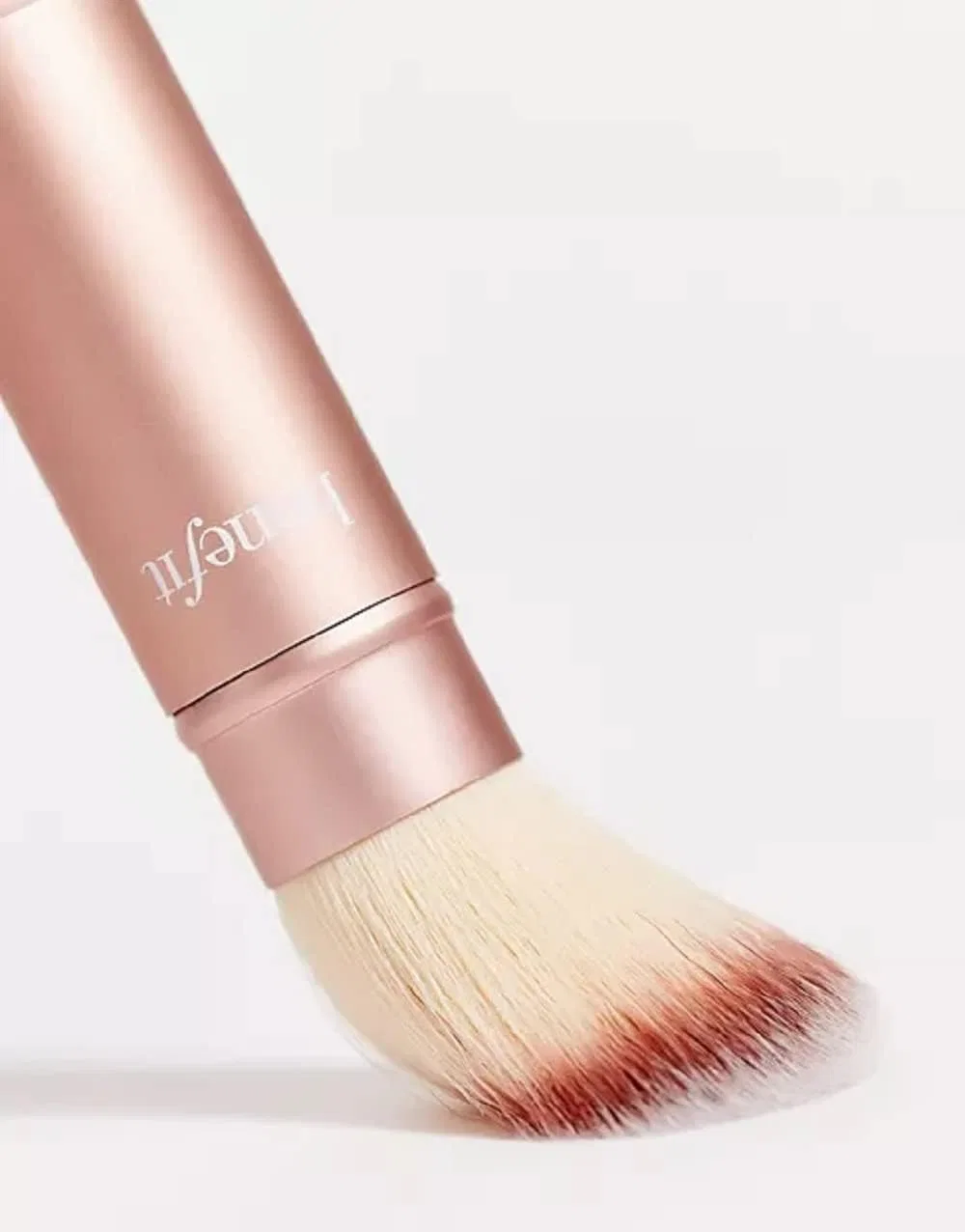 Кисть для пудры Benefit Cosmetics Multi-Tasking Cheek Brush для румян, бронзаторов и хайлайтеров, 28 г — фото 3