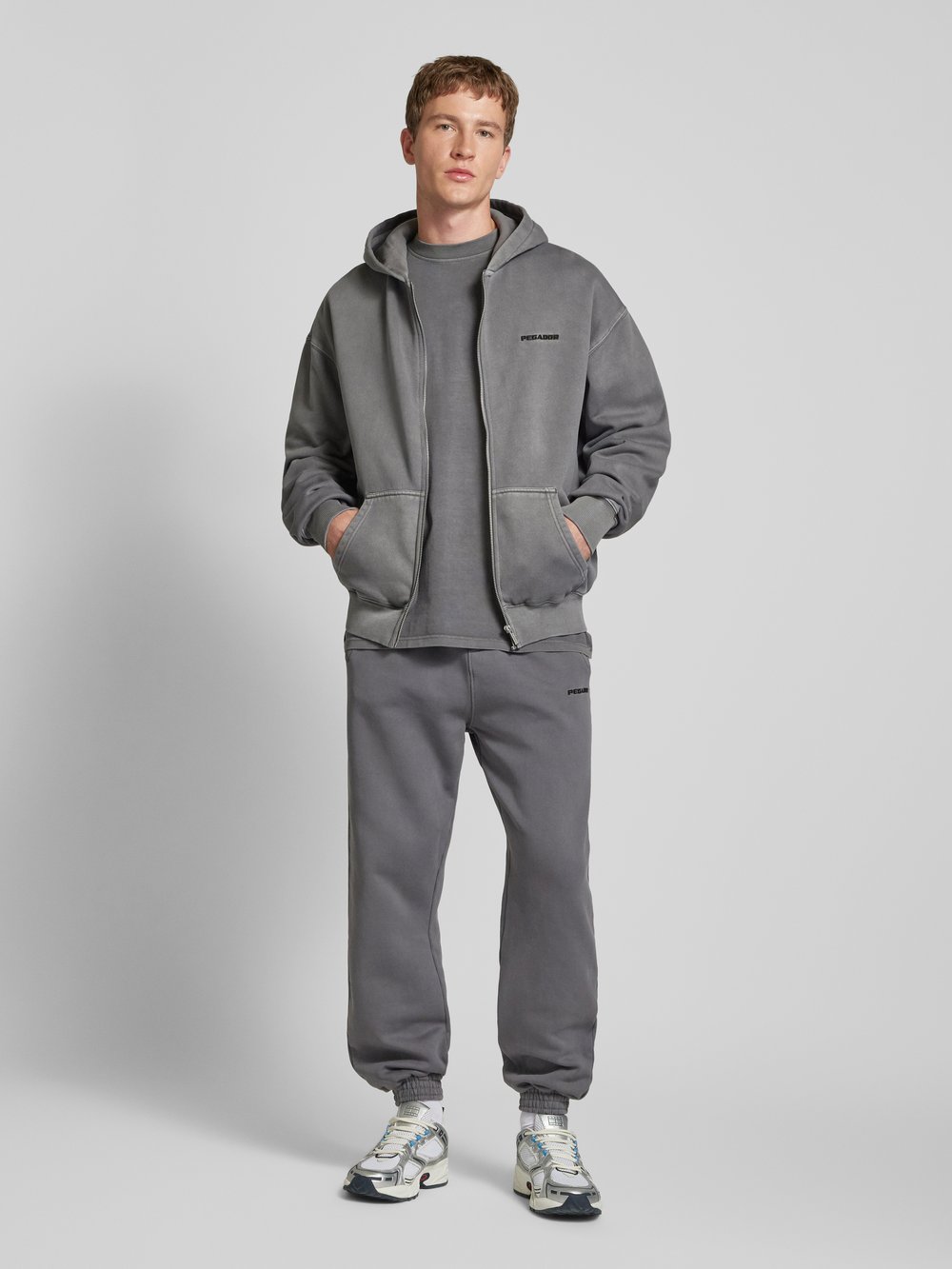 

Толстовка оверсайз с вышитыми этикетками Pegador, черный