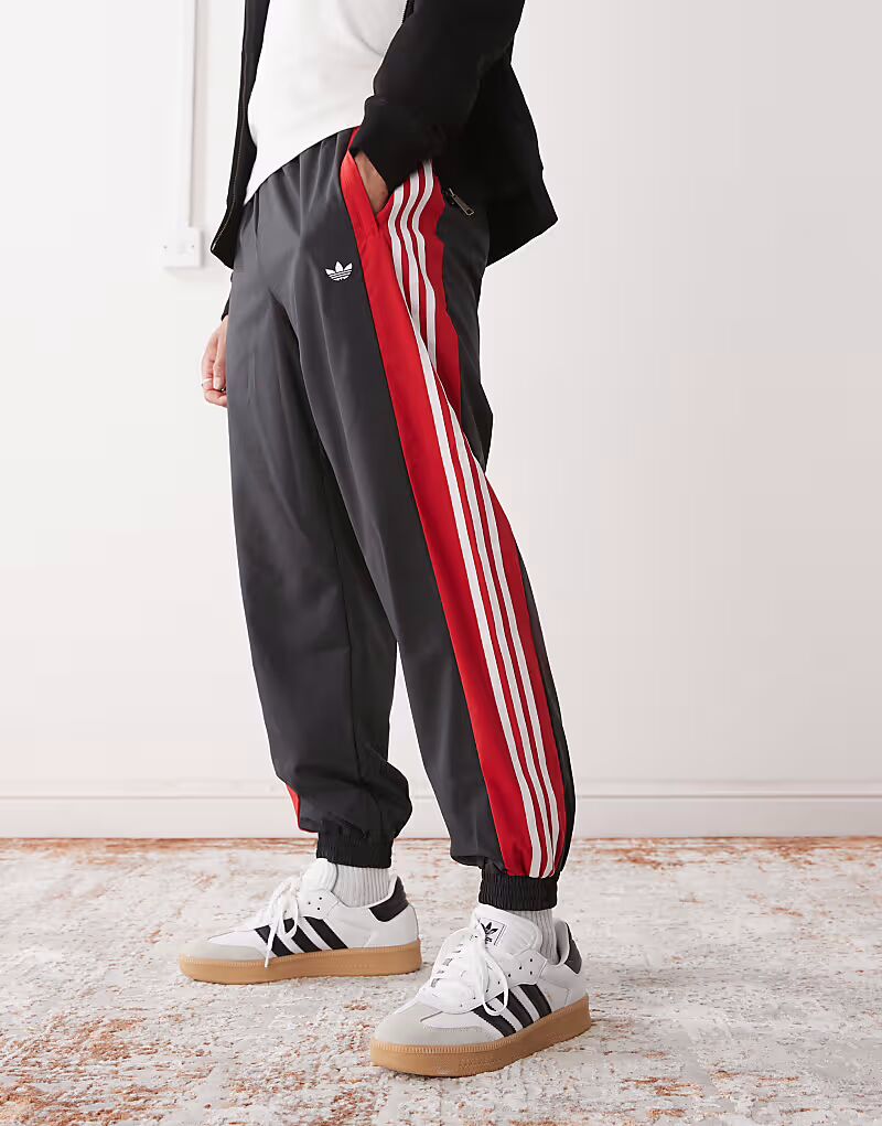 

Adidas Originals - Спортивные брюки черного и красного цветов