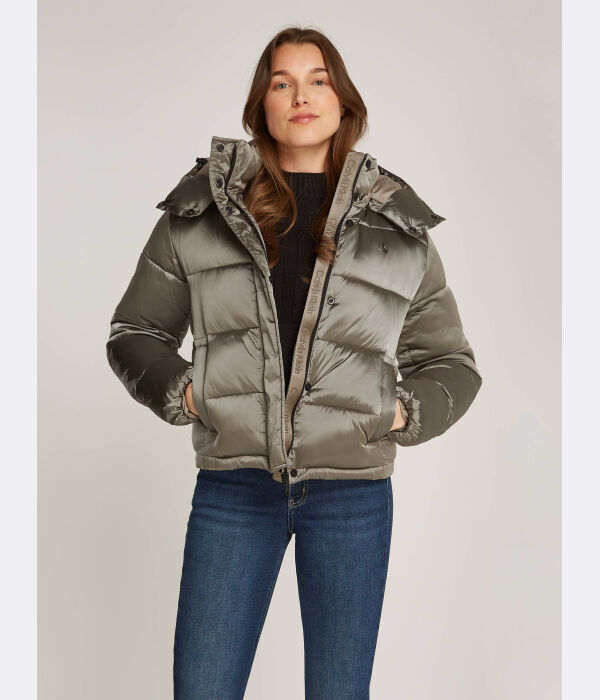 

Жакет атласный Calvin Klein Jeans Regular Fit, зеленый