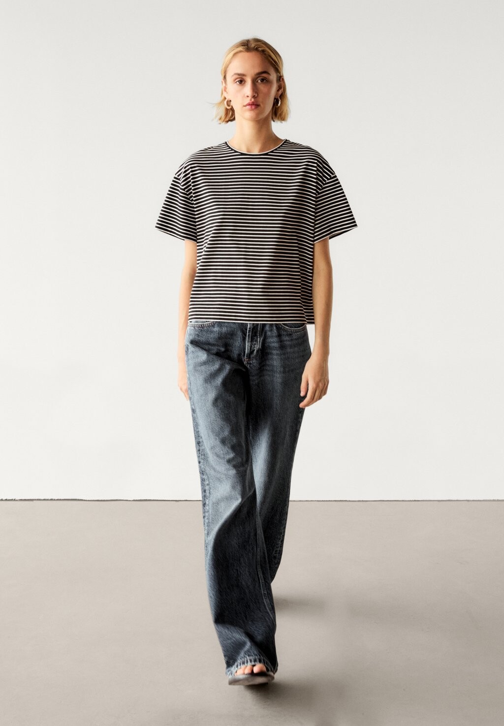 

Принт на футболке Massimo Dutti, черный
