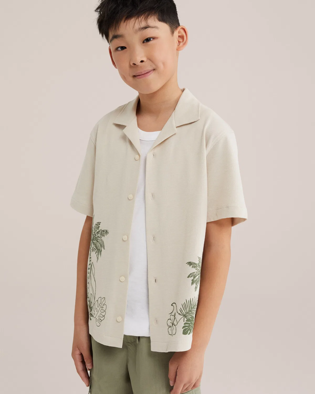 Рубашка We Fashion Regular fit Button Up Shirt Jongens бежевого цвета — фото 3