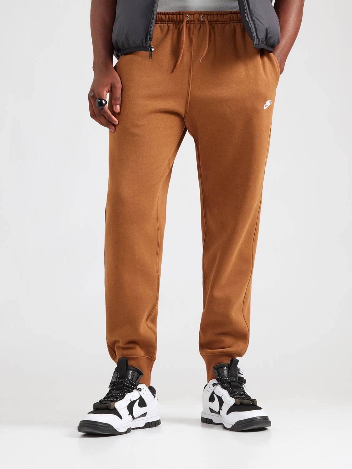 Nike Sportswear Брюки Tapered 'CLUB' в цвете Brown — фото 3