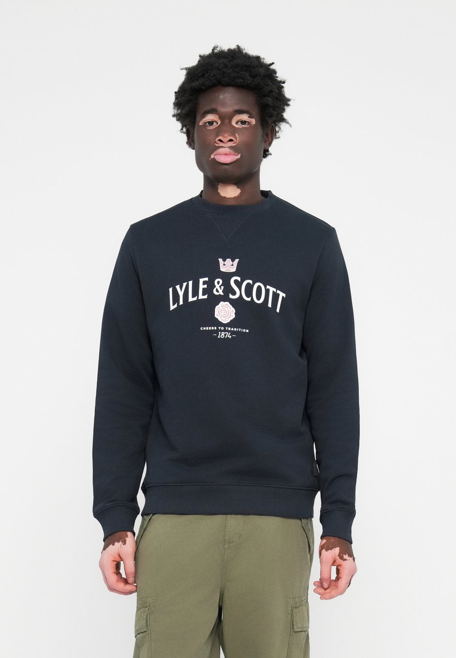 

Толстовка Lyle & Scott CHEERS TO TRADITION GRAPHIC CREW NECK, Dark Navy/Dark Blue