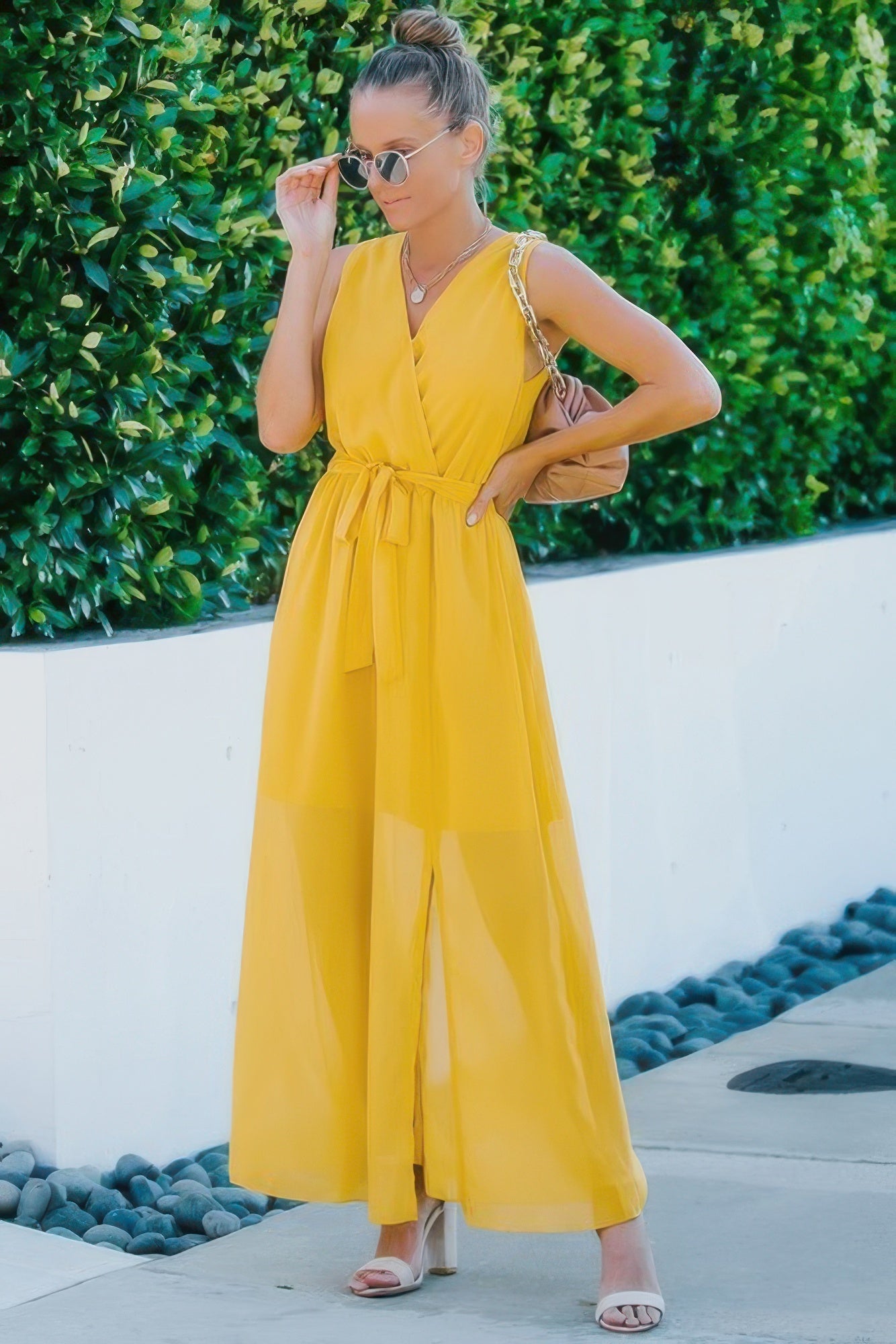 

Сплошное платье с V-образным вырезом без рукавов и завязкой на талии с разрезом TRUEDAMES, желтый