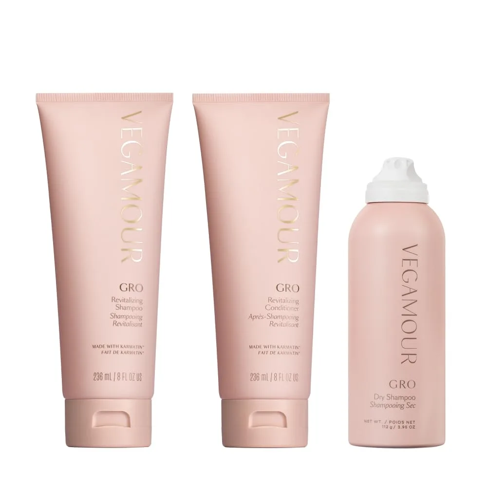 В набор Vegamour The Everyday Kit входят восстанавливающий шампунь и кондиционер GRO, а также сухой шампунь GRO для тонких волос.
