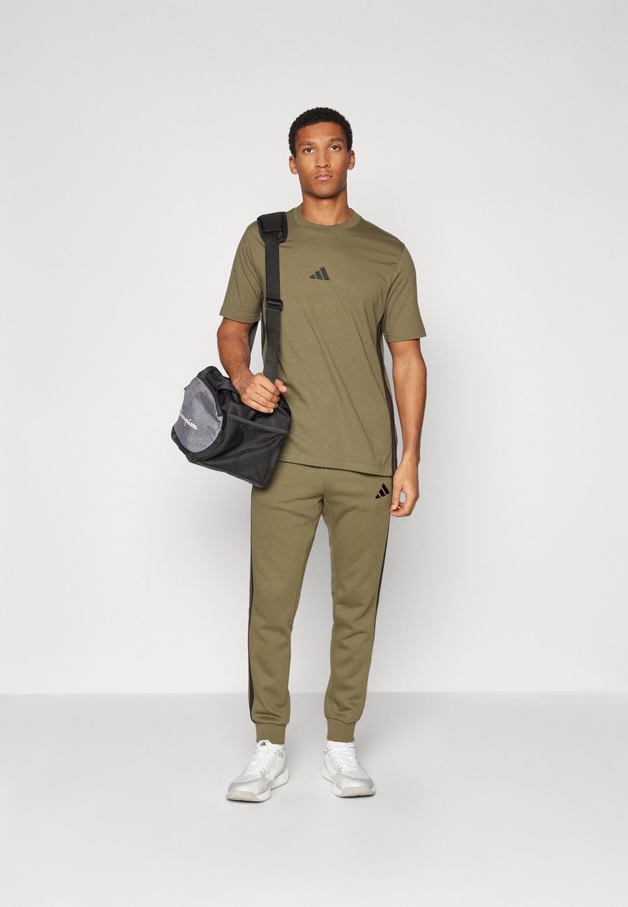 Футболка Adidas Sportswear ESSENTIAL THREE STRIPES, Olive Strata/Black/Khaki — фото 2