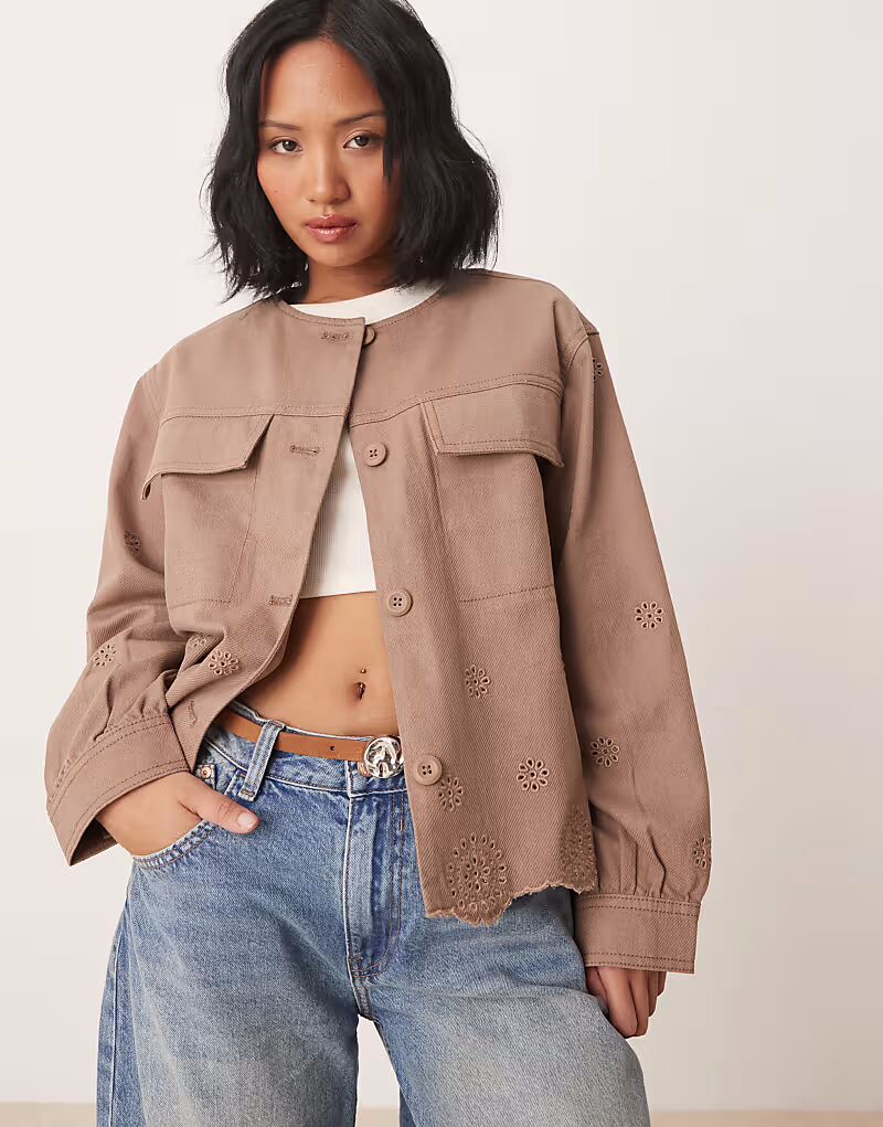 

Жакет из твила ASOS DESIGN Petite без воротника с вышивкой в грибном цвете