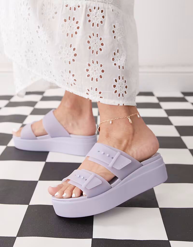 Туфли Crocs Brooklyn на низкой танкетке с пряжкой фиолетового цвета — фото 4