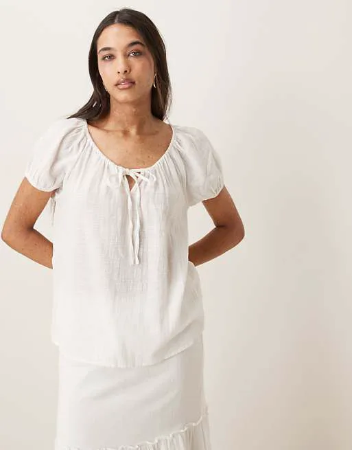 

Белая блузка с короткими рукавами и завязками AWARE