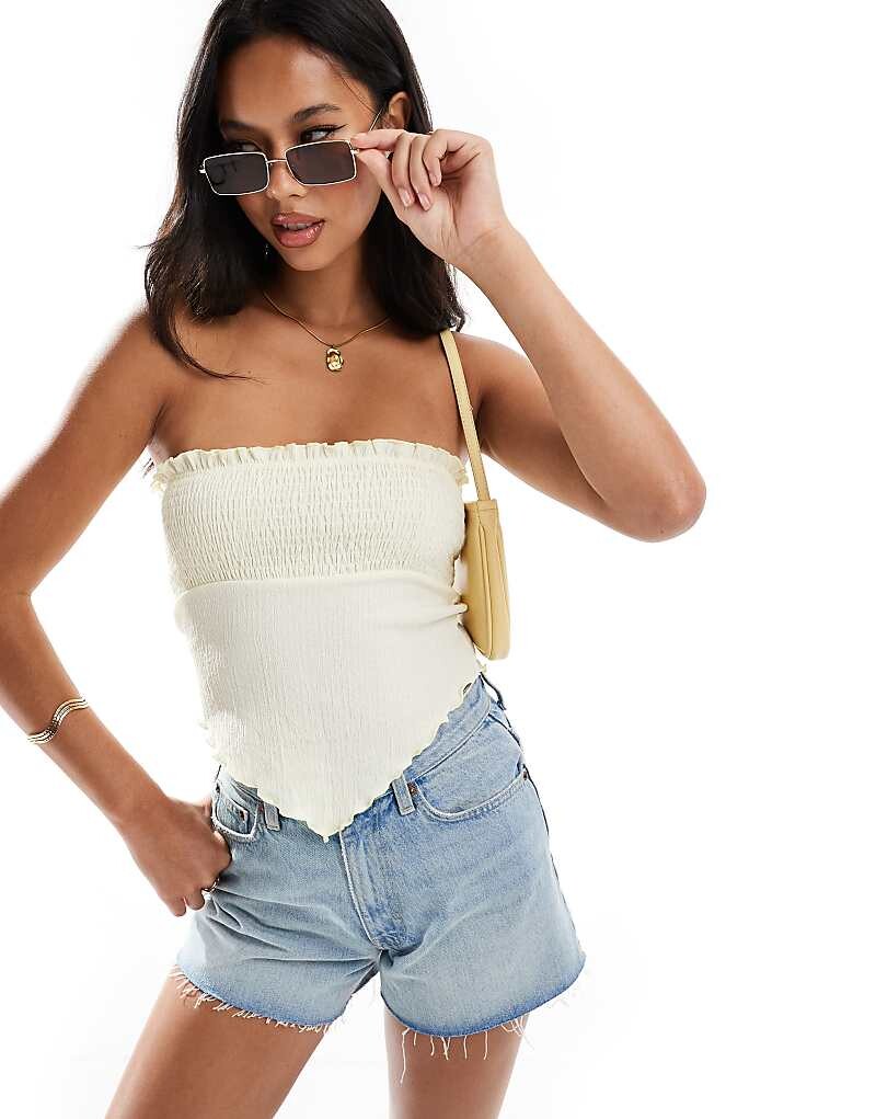 

ASOS DESIGN – топ с рюшами, вырезом-бандо и асимметричным подолом цвета экрю