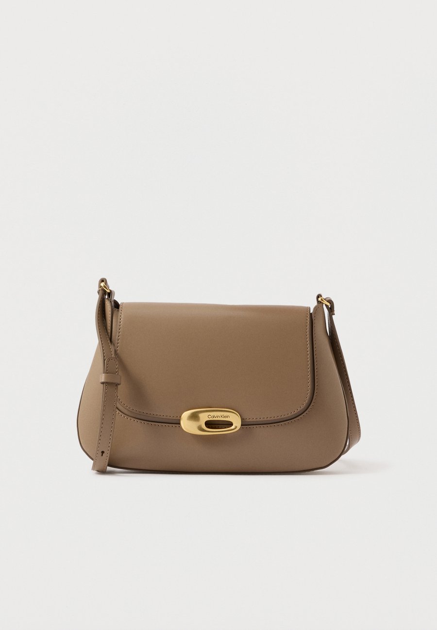 

Сумка кросс-боди Calvin Klein HARDWARE FLAP MEDIUM CROSSBODY, Desert Taupe/Taupe