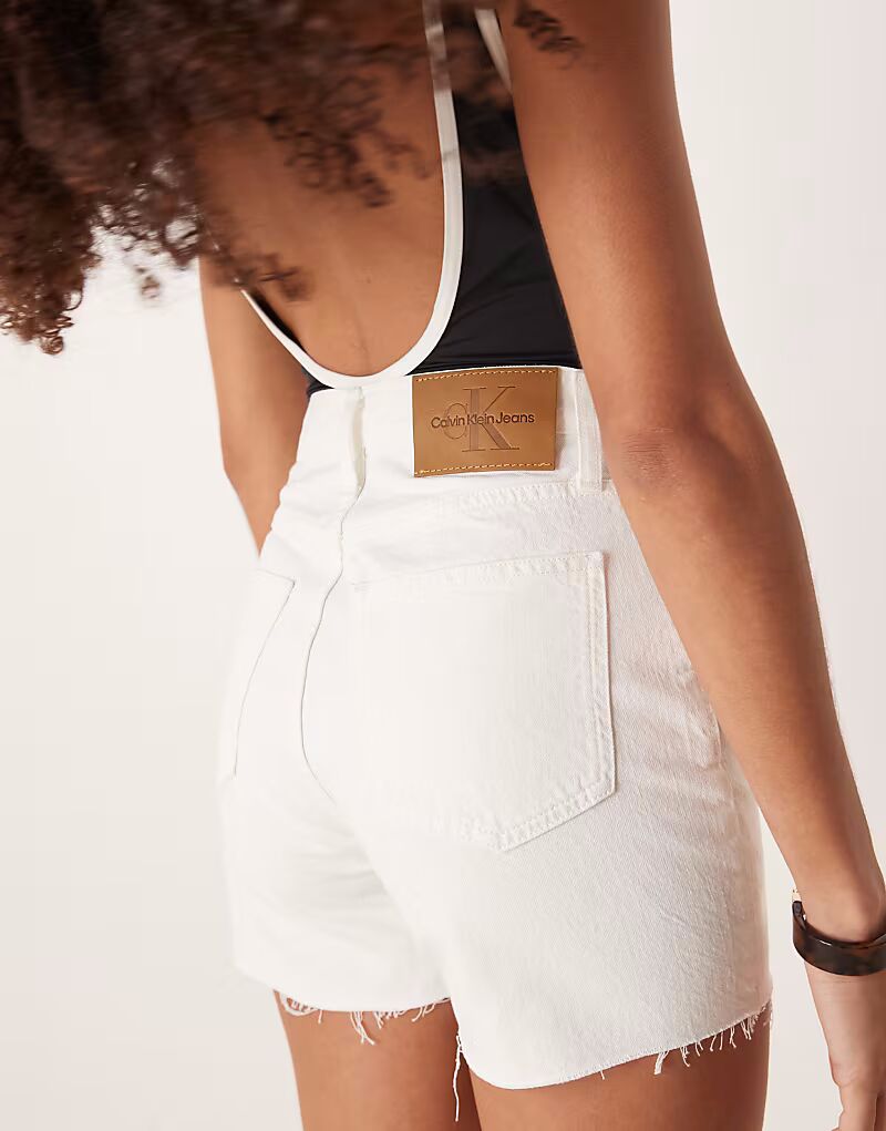 

Calvin Klein Jeans - шорты Mom Fit в выцветшем белом цвете