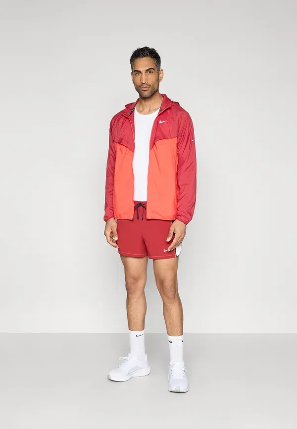 Куртка-ветровка Nike Performance Stride, цвет командный малиновый/малиновый/отражающий серебристый — фото 2