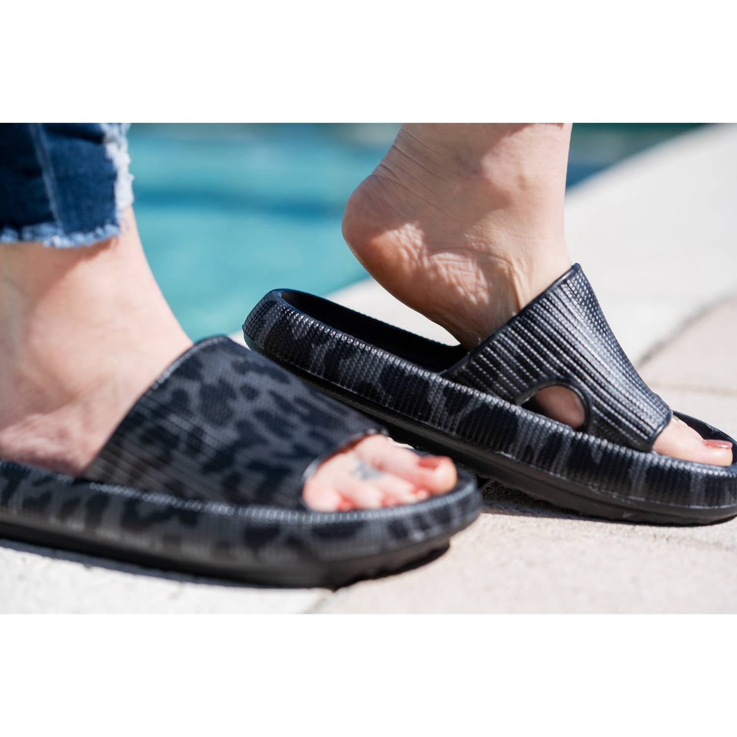 Women's Insanely Comfy Beach Casual Slides In Black Leopard Julia Rose — фото 4