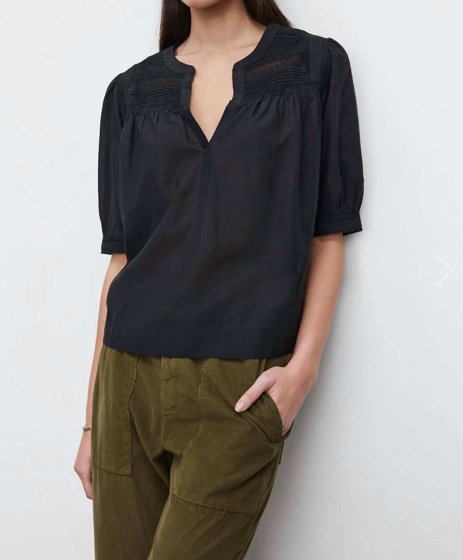 

Marci вышитый топ с разрезом на шее в черном цвете Velvet by Graham & Spencer