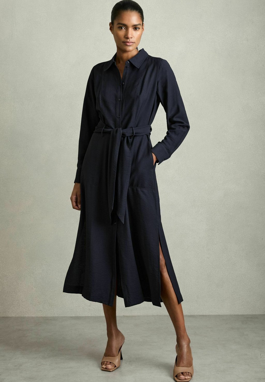 

Платье-рубашка MABEL LONG-SLEEVE BELTED MIDI Reiss, синий