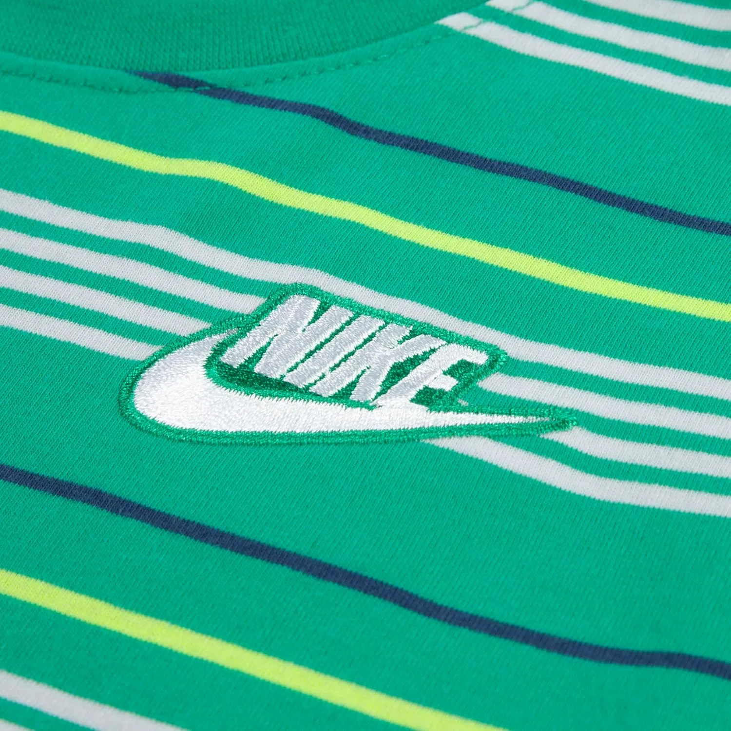 Детский спортивный комплект Nike Striped Sportswear Club, футболка и шорты, Stadium Green — фото 3