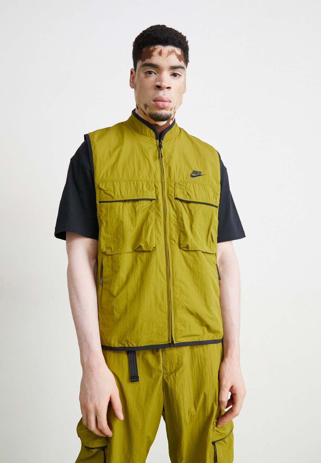 

Жилет TECH WOVEN VEST Nike Sportswear, оливковый